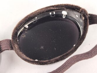 Getönte Brille mit Aluminiumrahmen, sieht man so immer wieder auf Fotos bei Angehörigen der Gebirgstruppe.