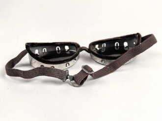 Getönte Brille mit Aluminiumrahmen, sieht man so immer wieder auf Fotos bei Angehörigen der Gebirgstruppe.