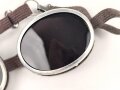 Getönte Brille mit Aluminiumrahmen, sieht man so immer wieder auf Fotos bei Angehörigen der Gebirgstruppe.