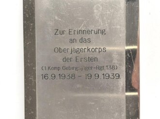 " Zur Erinnerung an das Oberjägerkorps der Ersten ( 1. Komp. Gebrigsjäger Regiment 138) 16.9.1938 - 19.9. 1939" Teil eines Erinnerungsgegenstandes aus Buntmetall, Maße 21 x 9,5 x 3,5cm