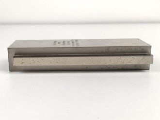 " Zur Erinnerung an das Oberjägerkorps der Ersten ( 1. Komp. Gebrigsjäger Regiment 138) 16.9.1938 - 19.9. 1939" Teil eines Erinnerungsgegenstandes aus Buntmetall, Maße 21 x 9,5 x 3,5cm