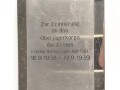" Zur Erinnerung an das Oberjägerkorps der Ersten ( 1. Komp. Gebrigsjäger Regiment 138) 16.9.1938 - 19.9. 1939" Teil eines Erinnerungsgegenstandes aus Buntmetall, Maße 21 x 9,5 x 3,5cm