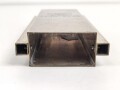 " Zur Erinnerung an das Oberjägerkorps der Ersten ( 1. Komp. Gebrigsjäger Regiment 138) 16.9.1938 - 19.9. 1939" Teil eines Erinnerungsgegenstandes aus Buntmetall, Maße 21 x 9,5 x 3,5cm