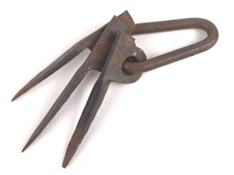 Karabinerhaken mit drei Felsnägeln, guter Zustand