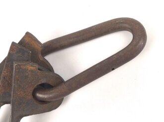 Karabinerhaken mit drei Felsnägeln, guter Zustand