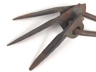 Karabinerhaken mit drei Felsnägeln, guter Zustand