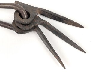 Karabinerhaken mit drei Felsnägeln, guter Zustand