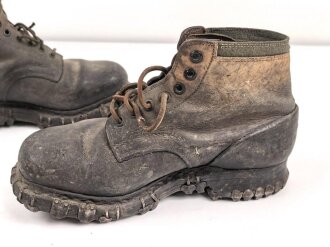 Paar Bergschuhe für Gebirgstruppen der Wehrmacht. Ungereinigtes Paar, Leder angetrocknet. Sohlenlänge 28cm