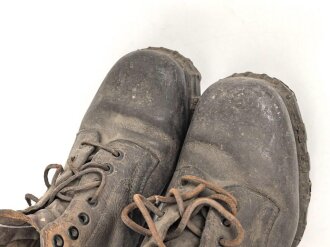 Paar Bergschuhe für Gebirgstruppen der Wehrmacht. Ungereinigtes Paar, Leder angetrocknet. Sohlenlänge 28cm