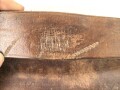 Paar Sattelkissen zum Tragesattel 23 der Gebirgstruppe. Der Herstellerstempel jeweils unkenntlich gemacht. Ungereinigt, Leder weich