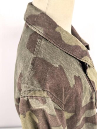 Windbluse für Gebirgstruppen der Wehrmacht aus italienischem Tarnmaterial. Leicht getragenes Stück, der Kragenverschluss eigenmächtig angebracht