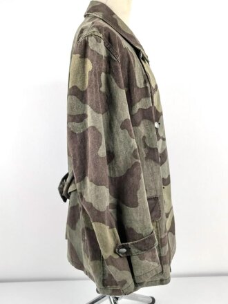 Windbluse für Gebirgstruppen der Wehrmacht aus italienischem Tarnmaterial. Leicht getragenes Stück, der Kragenverschluss eigenmächtig angebracht