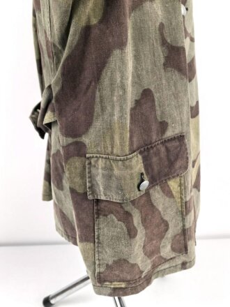 Windbluse für Gebirgstruppen der Wehrmacht aus italienischem Tarnmaterial. Leicht getragenes Stück, der Kragenverschluss eigenmächtig angebracht