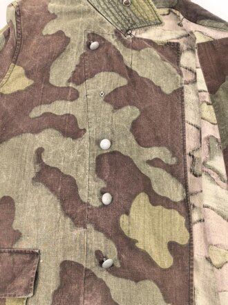 Windbluse für Gebirgstruppen der Wehrmacht aus italienischem Tarnmaterial. Leicht getragenes Stück, der Kragenverschluss eigenmächtig angebracht