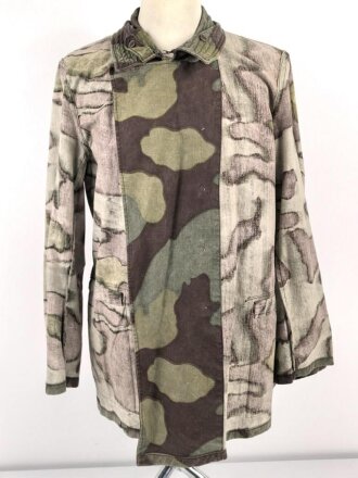Windbluse für Gebirgstruppen der Wehrmacht aus italienischem Tarnmaterial. Leicht getragenes Stück, der Kragenverschluss eigenmächtig angebracht