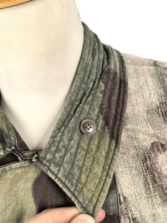 Windbluse für Gebirgstruppen der Wehrmacht aus italienischem Tarnmaterial. Leicht getragenes Stück, der Kragenverschluss eigenmächtig angebracht