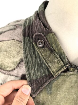 Windbluse für Gebirgstruppen der Wehrmacht aus italienischem Tarnmaterial. Leicht getragenes Stück, der Kragenverschluss eigenmächtig angebracht