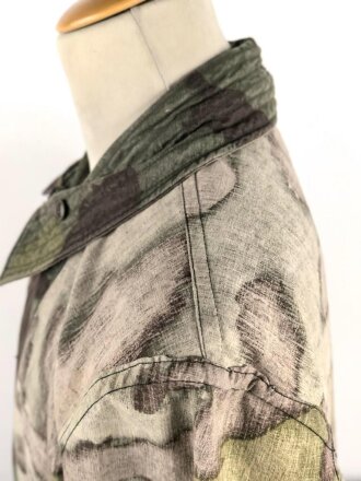 Windbluse für Gebirgstruppen der Wehrmacht aus italienischem Tarnmaterial. Leicht getragenes Stück, der Kragenverschluss eigenmächtig angebracht