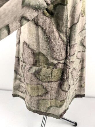 Windbluse für Gebirgstruppen der Wehrmacht aus italienischem Tarnmaterial. Leicht getragenes Stück, der Kragenverschluss eigenmächtig angebracht