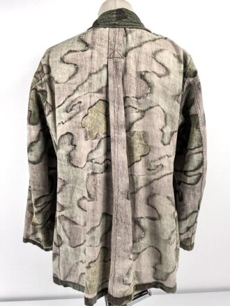 Windbluse für Gebirgstruppen der Wehrmacht aus italienischem Tarnmaterial. Leicht getragenes Stück, der Kragenverschluss eigenmächtig angebracht