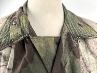 Windbluse für Gebirgstruppen der Wehrmacht aus italienischem Tarnmaterial. Leicht getragenes Stück, der Kragenverschluss eigenmächtig angebracht
