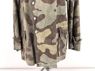 Windbluse für Gebirgstruppen der Wehrmacht aus italienischem Tarnmaterial. Leicht getragenes Stück, der Kragenverschluss eigenmächtig angebracht