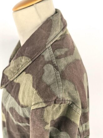 Windbluse für Gebirgstruppen der Wehrmacht aus italienischem Tarnmaterial. Leicht getragenes Stück, der Kragenverschluss eigenmächtig angebracht
