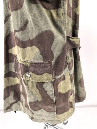 Windbluse für Gebirgstruppen der Wehrmacht aus italienischem Tarnmaterial. Leicht getragenes Stück, der Kragenverschluss eigenmächtig angebracht