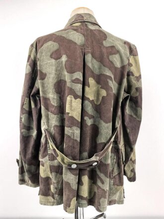 Windbluse für Gebirgstruppen der Wehrmacht aus italienischem Tarnmaterial. Leicht getragenes Stück, der Kragenverschluss eigenmächtig angebracht