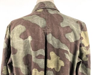 Windbluse für Gebirgstruppen der Wehrmacht aus italienischem Tarnmaterial. Leicht getragenes Stück, der Kragenverschluss eigenmächtig angebracht
