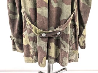 Windbluse für Gebirgstruppen der Wehrmacht aus italienischem Tarnmaterial. Leicht getragenes Stück, der Kragenverschluss eigenmächtig angebracht