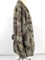 Windbluse für Gebirgstruppen der Wehrmacht aus italienischem Tarnmaterial. Leicht getragenes Stück, der Kragenverschluss eigenmächtig angebracht