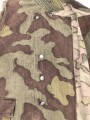 Windbluse für Gebirgstruppen der Wehrmacht aus italienischem Tarnmaterial. Leicht getragenes Stück, der Kragenverschluss eigenmächtig angebracht