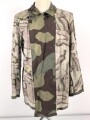 Windbluse für Gebirgstruppen der Wehrmacht aus italienischem Tarnmaterial. Leicht getragenes Stück, der Kragenverschluss eigenmächtig angebracht