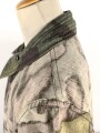 Windbluse für Gebirgstruppen der Wehrmacht aus italienischem Tarnmaterial. Leicht getragenes Stück, der Kragenverschluss eigenmächtig angebracht
