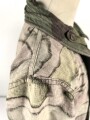 Windbluse für Gebirgstruppen der Wehrmacht aus italienischem Tarnmaterial. Leicht getragenes Stück, der Kragenverschluss eigenmächtig angebracht