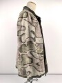 Windbluse für Gebirgstruppen der Wehrmacht aus italienischem Tarnmaterial. Leicht getragenes Stück, der Kragenverschluss eigenmächtig angebracht