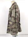 Windbluse für Gebirgstruppen der Wehrmacht aus italienischem Tarnmaterial. Leicht getragenes Stück, der Kragenverschluss eigenmächtig angebracht