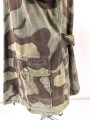 Windbluse für Gebirgstruppen der Wehrmacht aus italienischem Tarnmaterial. Leicht getragenes Stück, der Kragenverschluss eigenmächtig angebracht