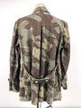 Windbluse für Gebirgstruppen der Wehrmacht aus italienischem Tarnmaterial. Leicht getragenes Stück, der Kragenverschluss eigenmächtig angebracht