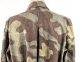Windbluse für Gebirgstruppen der Wehrmacht aus italienischem Tarnmaterial. Leicht getragenes Stück, der Kragenverschluss eigenmächtig angebracht