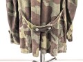 Windbluse für Gebirgstruppen der Wehrmacht aus italienischem Tarnmaterial. Leicht getragenes Stück, der Kragenverschluss eigenmächtig angebracht