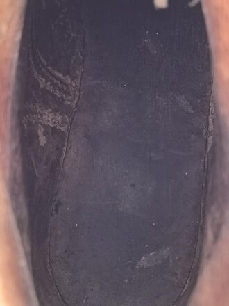 Paar " Bergschuhe " für Angehörige der Luftwaffe. Mir so nicht bekannte Ausführung ohne Nägel, dafür aber mit der Kerbe zur Skibefestigung. Ungereinigtes Paar, Sohlenlänge 31cm