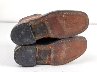 Paar " Bergschuhe " für Angehörige der Luftwaffe. Mir so nicht bekannte Ausführung ohne Nägel, dafür aber mit der Kerbe zur Skibefestigung. Ungereinigtes Paar, Sohlenlänge 31cm