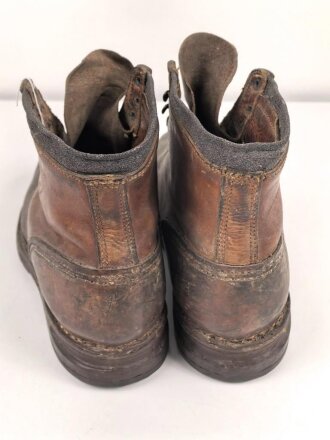 Paar " Bergschuhe " für Angehörige der Luftwaffe. Mir so nicht bekannte Ausführung ohne Nägel, dafür aber mit der Kerbe zur Skibefestigung. Ungereinigtes Paar, Sohlenlänge 31cm