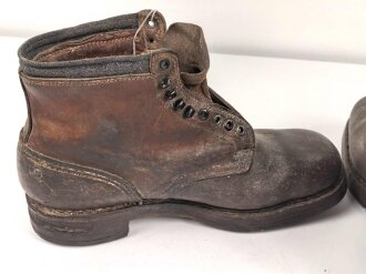 Paar " Bergschuhe " für Angehörige der Luftwaffe. Mir so nicht bekannte Ausführung ohne Nägel, dafür aber mit der Kerbe zur Skibefestigung. Ungereinigtes Paar, Sohlenlänge 31cm