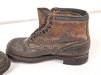 Paar " Bergschuhe " für Angehörige der Luftwaffe. Mir so nicht bekannte Ausführung ohne Nägel, dafür aber mit der Kerbe zur Skibefestigung. Ungereinigtes Paar, Sohlenlänge 31cm