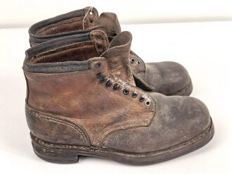 Paar " Bergschuhe " für Angehörige der Luftwaffe. Mir so nicht bekannte Ausführung ohne Nägel, dafür aber mit der Kerbe zur Skibefestigung. Ungereinigtes Paar, Sohlenlänge 31cm