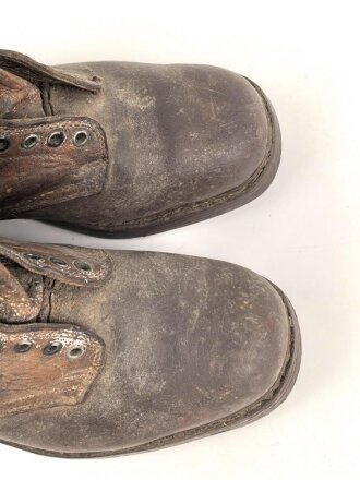 Paar " Bergschuhe " für Angehörige der Luftwaffe. Mir so nicht bekannte Ausführung ohne Nägel, dafür aber mit der Kerbe zur Skibefestigung. Ungereinigtes Paar, Sohlenlänge 31cm