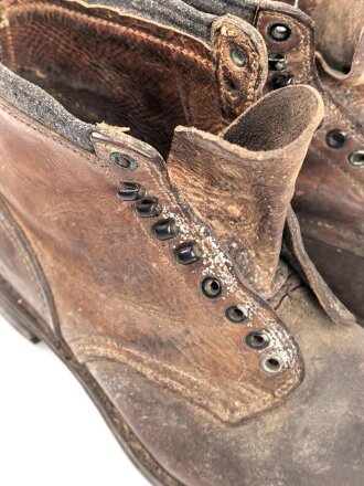 Paar " Bergschuhe " für Angehörige der Luftwaffe. Mir so nicht bekannte Ausführung ohne Nägel, dafür aber mit der Kerbe zur Skibefestigung. Ungereinigtes Paar, Sohlenlänge 31cm